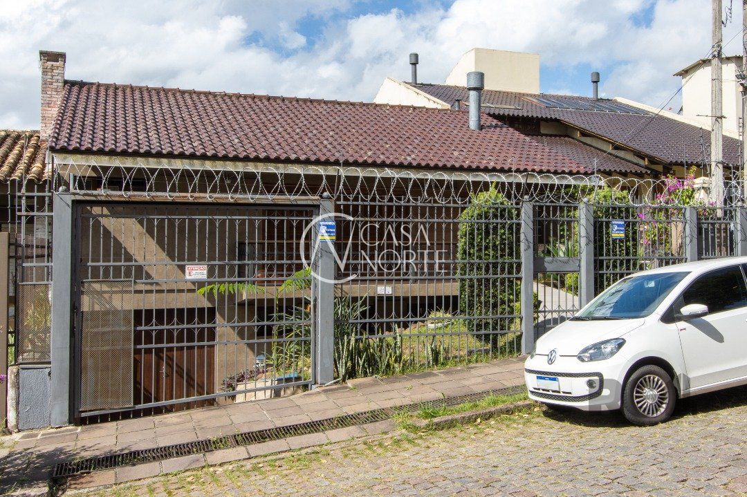 Casa à venda com 3 quartos, 274m², 2 suítes, 4 vagas, Rua Eurico Lara no bairro Medianeira em Porto Alegre