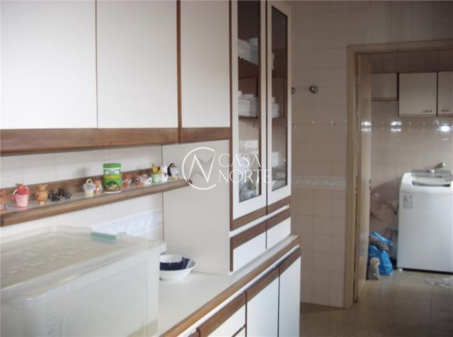 Casa à venda com 4 quartos, 238m², 1 suíte, 2 vagas, Rua Saudavel no bairro Medianeira em Porto Alegre