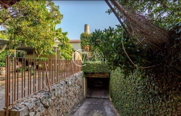 Casa à venda com 4 quartos, 219m², 1 suíte, 4 vagas, Rua Caete no bairro Vila Assunção em Porto Alegre