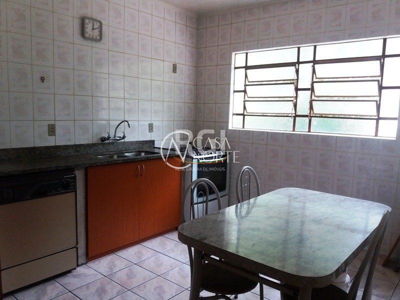 Casa à venda com 5 quartos, 250m², 3 suítes, 2 vagas, Rua Gavea no bairro Ipanema em Porto Alegre