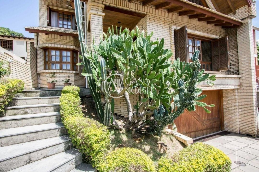 Casa à venda com 3 quartos, 230m², 1 suíte, 4 vagas, Rua Padre João Batista Reus no bairro Vila Conceição em Porto Alegre