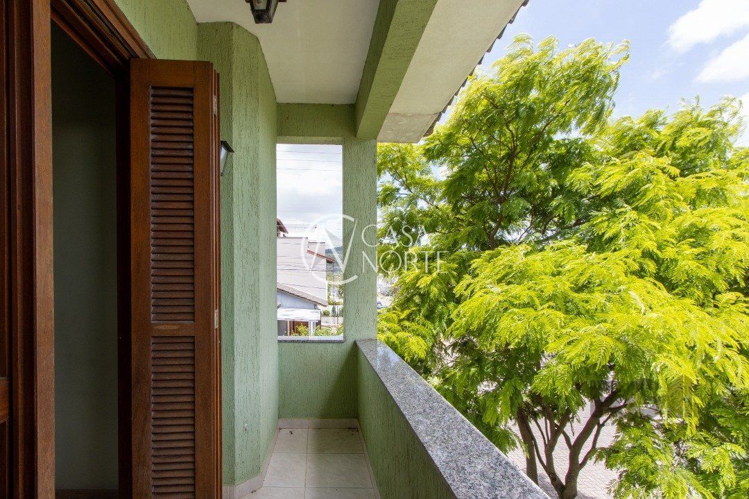 Casa à venda com 3 quartos, 174m², 1 suíte, 2 vagas, Rua Louro no bairro Hípica em Porto Alegre