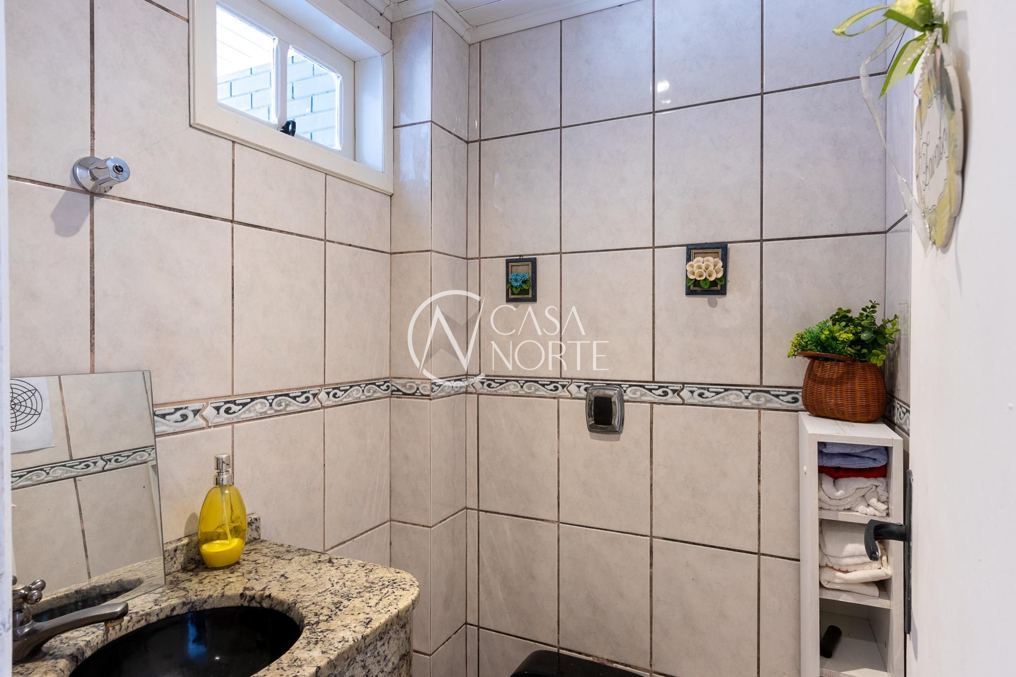 Casa de Condomínio à venda com 3 quartos, 161m², 1 suíte, 2 vagas, Rua Osório Mendes Ouriques no bairro Guarujá em Porto Alegre