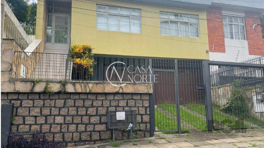 Casa à venda com 4 quartos, 272m², 1 suíte, 3 vagas, Rua Eurico Lara no bairro Medianeira em Porto Alegre