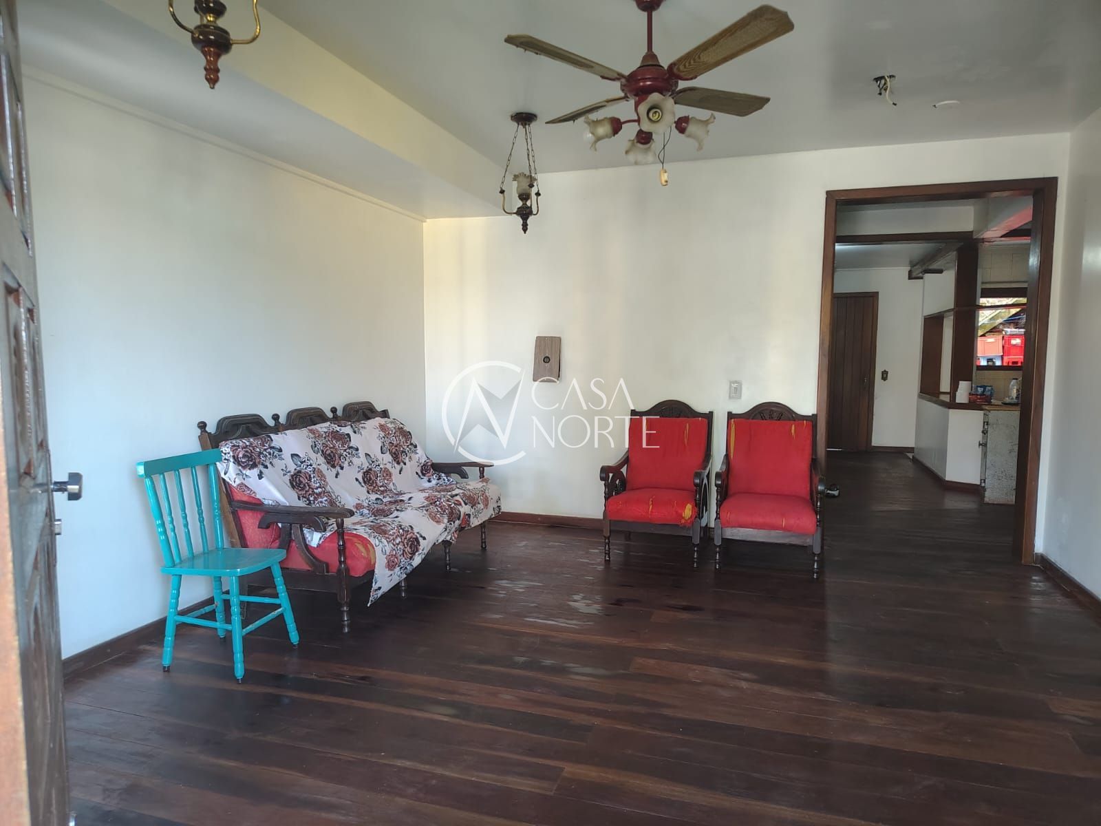 Casa à venda com 4 quartos, 280m², 1 suíte, 4 vagas, Avenida Paulo Pontes no bairro Cavalhada em Porto Alegre