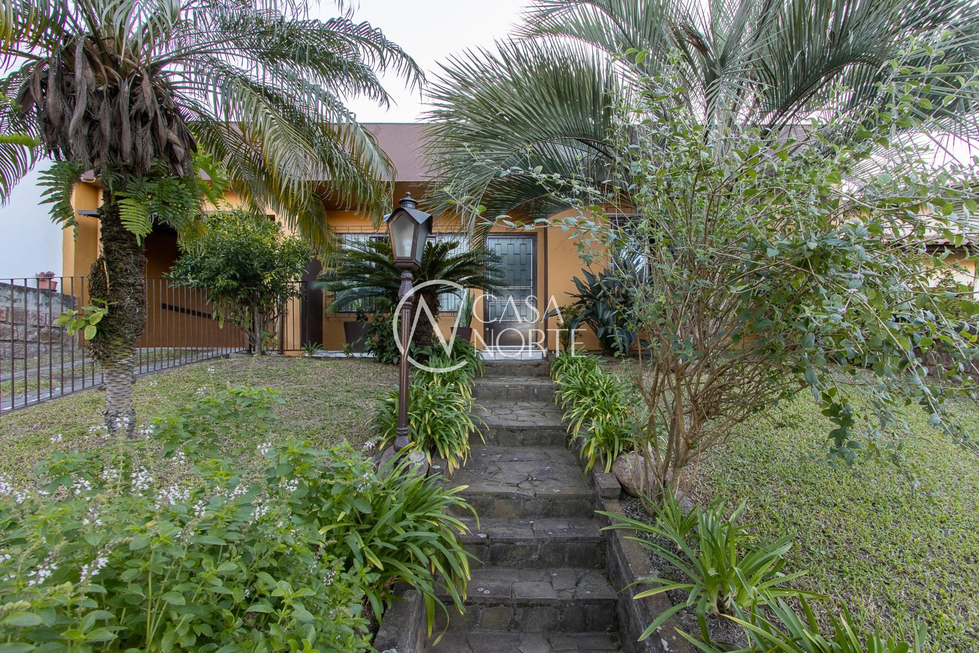 Casa à venda com 4 quartos, 380m², 2 suítes, 5 vagas, Rua Marquês do Maricá no bairro Vila Nova em Porto Alegre