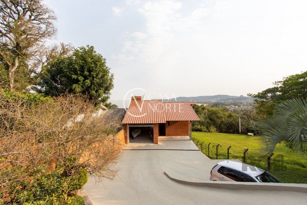Casa à venda com 3 quartos, 220m², 2 suítes, 5 vagas, Rua Charruas no bairro Espírito Santo em Porto Alegre