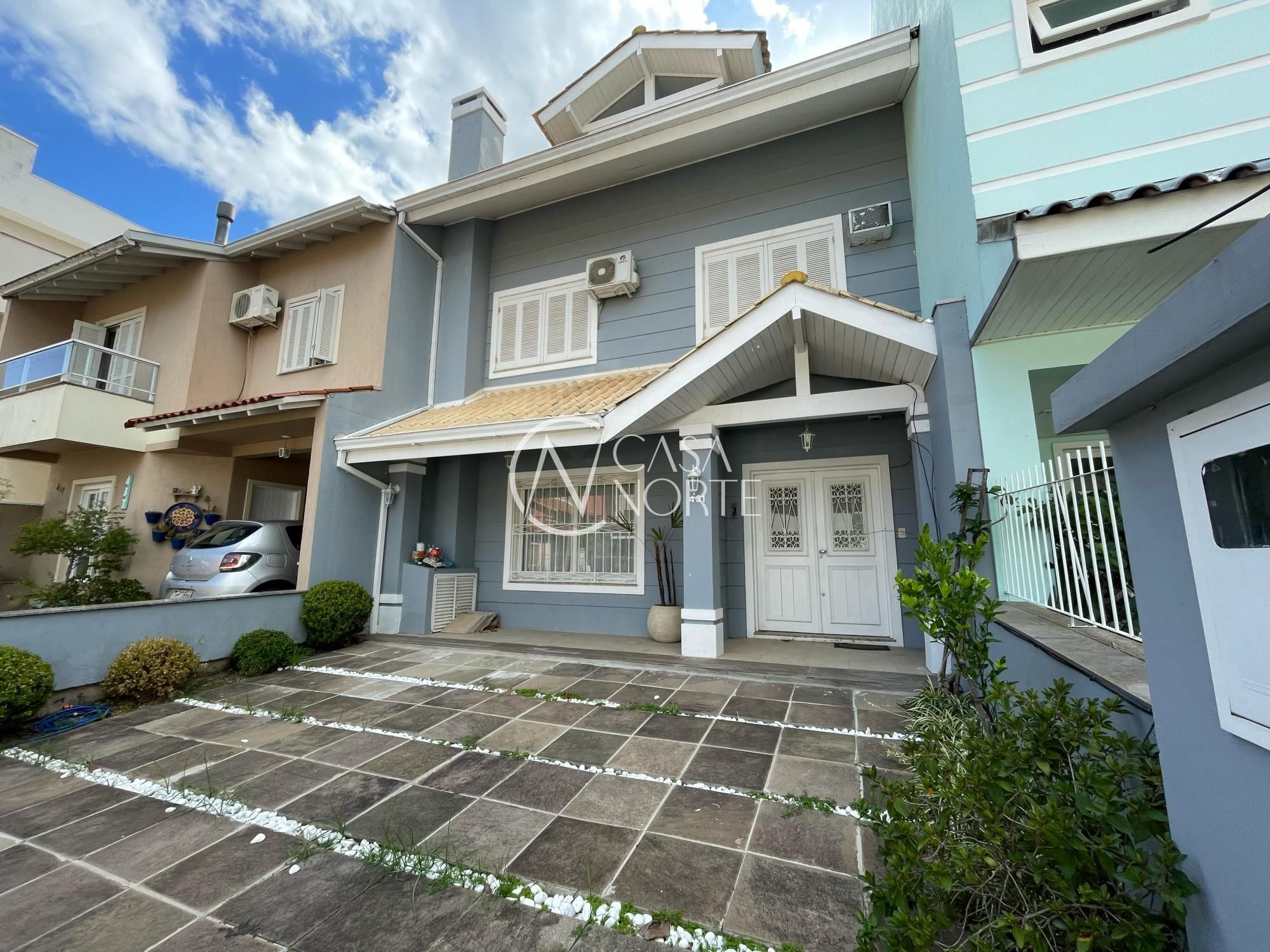 Sobrado à venda com 3 quartos, 188m², 1 suíte, 2 vagas, Rua Corticeira no bairro Hípica em Porto Alegre