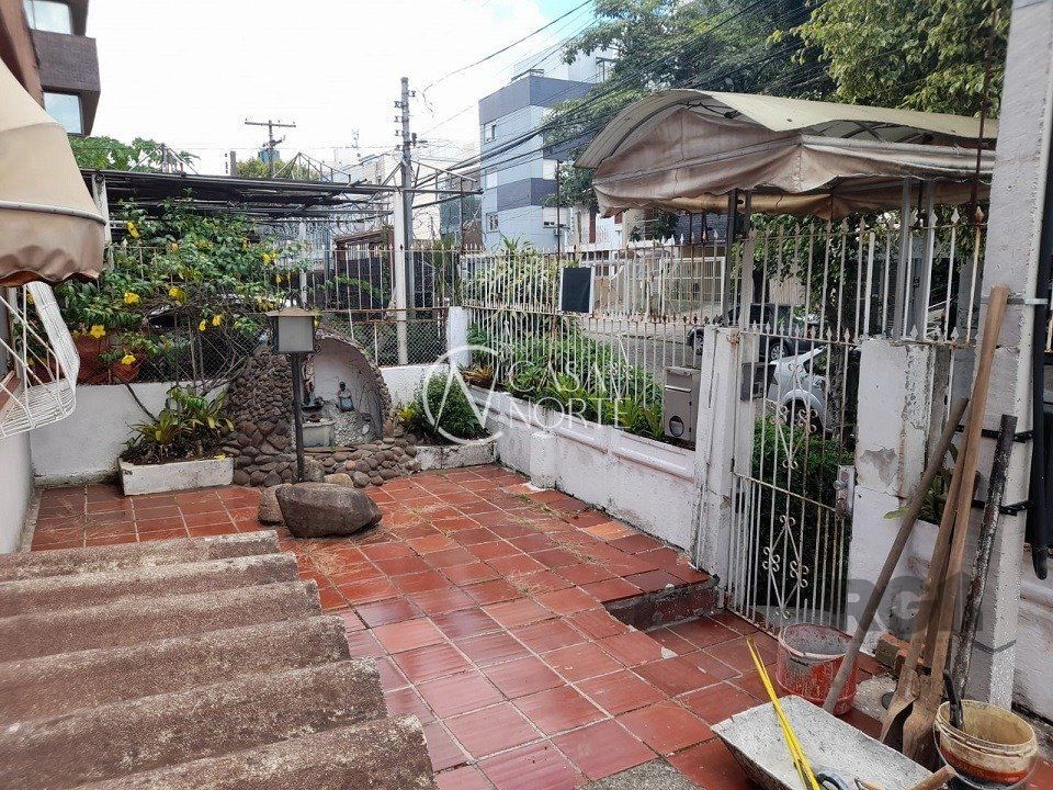 Casa à venda com 2 quartos, 120m², 2 vagas, Rua Bernardo Pires no bairro Santana em Porto Alegre