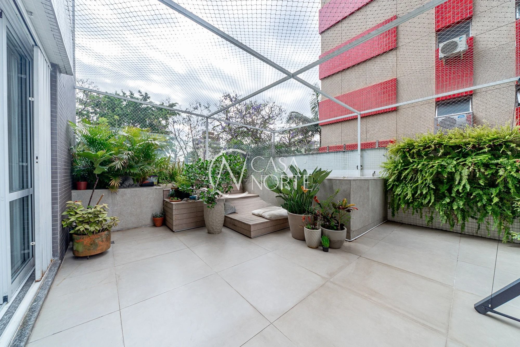 Apartamento Garden à venda com 3 quartos, 136m², 1 suíte, 2 vagas, Rua Santa Cecília no bairro Rio Branco em Porto Alegre