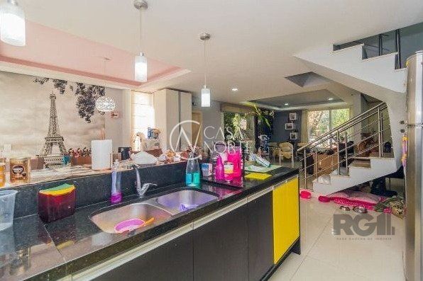 Casa à venda com 3 quartos, 191m², 1 suíte, 2 vagas, Rua Irany de Oliveira Santanna no bairro Hípica em Porto Alegre
