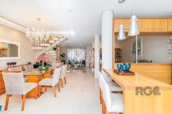 Casa à venda com 3 quartos, 280m², 1 suíte, 2 vagas, Rua Guilherme Alves - de 951 ao Fim - Lado Ímpar no bairro Partenon em Porto Alegre