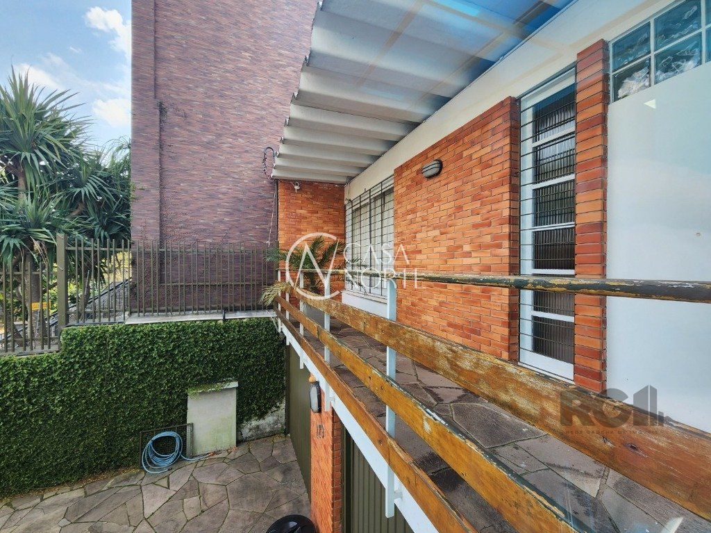 Casa à venda com 3 quartos, 255m², 1 suíte, 4 vagas, Rua Doutor Prudente de Moraes no bairro Chácara das Pedras em Porto Alegre