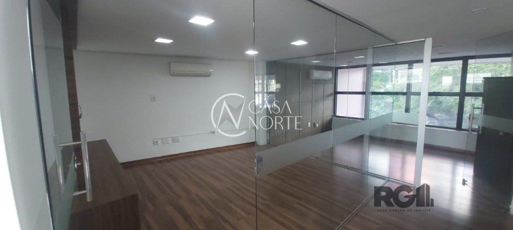 Loja à venda , 113m², 2 vagas, Avenida Luiz Manoel Gonzaga no bairro Três Figueiras em Porto Alegre