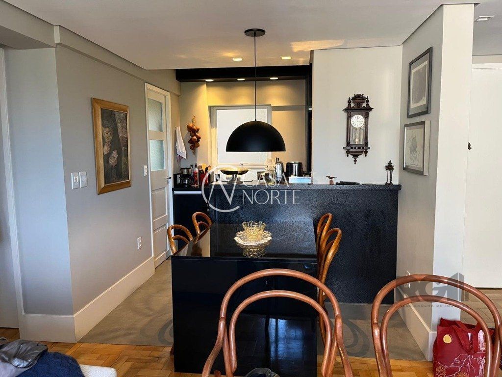 Apartamento à venda com 2 quartos, 74m², 1 suíte, 1 vaga, Rua Vinte e Quatro de Outubro no bairro Moinhos de Vento em Porto Alegre