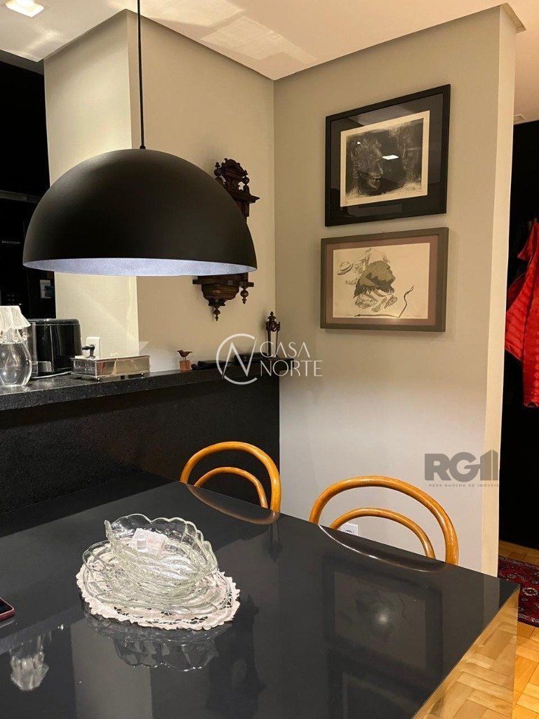 Apartamento à venda com 2 quartos, 74m², 1 suíte, 1 vaga, Rua Vinte e Quatro de Outubro no bairro Moinhos de Vento em Porto Alegre