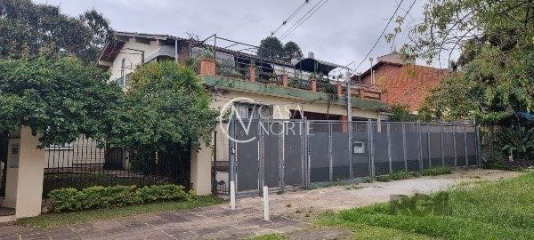 Casa à venda com 4 quartos, 360m², 2 suítes, 5 vagas, Rua Doutor Jorge Fayet no bairro Chácara das Pedras em Porto Alegre
