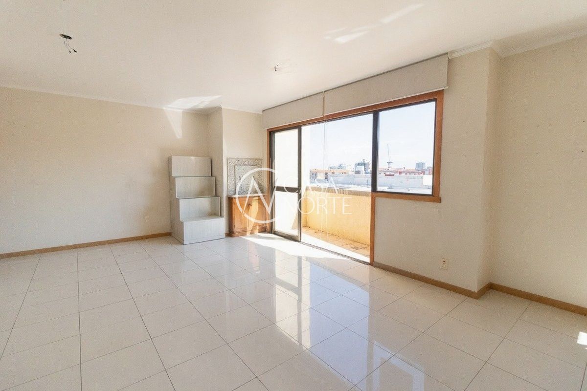 Apartamento à venda com 3 quartos, 90m², 1 suíte, 2 vagas, Avenida Grécia no bairro Passo da Areia em Porto Alegre