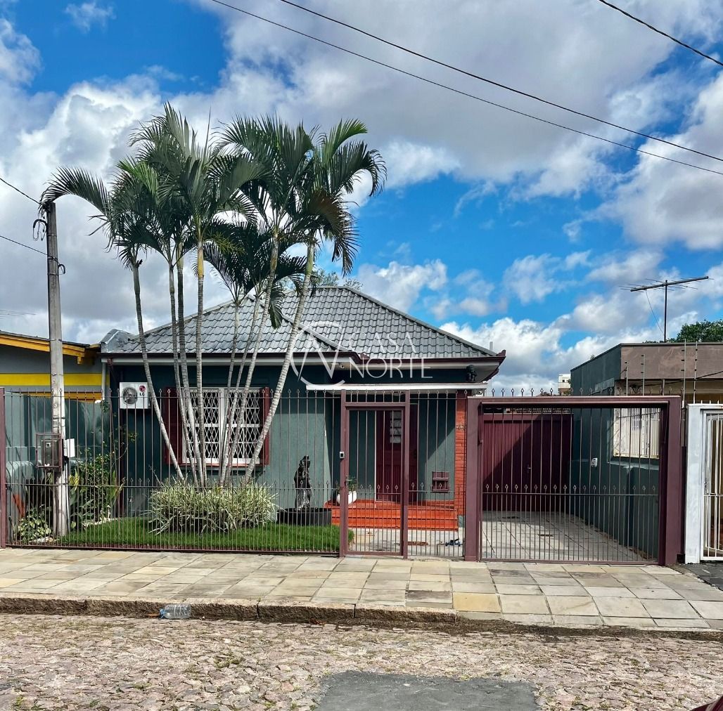 Casa à venda com 4 quartos, 135m², 5 vagas, Travessa Afonso Mabilde no bairro Santa Maria Goretti em Porto Alegre