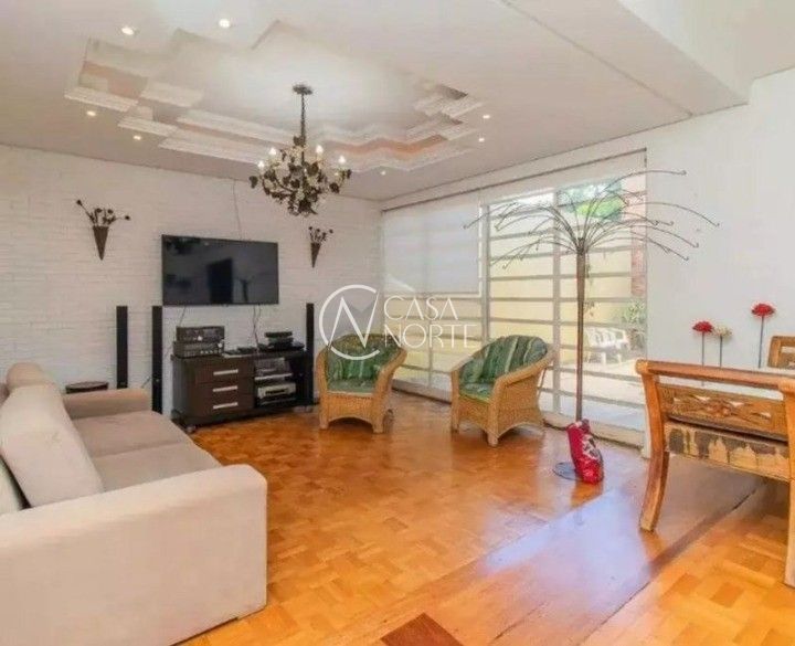 Casa à venda com 3 quartos, 234m², 1 suíte, 3 vagas, Rua Carlos Huber no bairro Três Figueiras em Porto Alegre