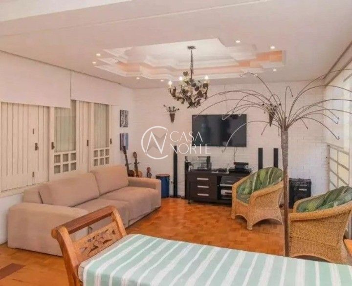 Casa à venda com 3 quartos, 234m², 1 suíte, 3 vagas, Rua Carlos Huber no bairro Três Figueiras em Porto Alegre