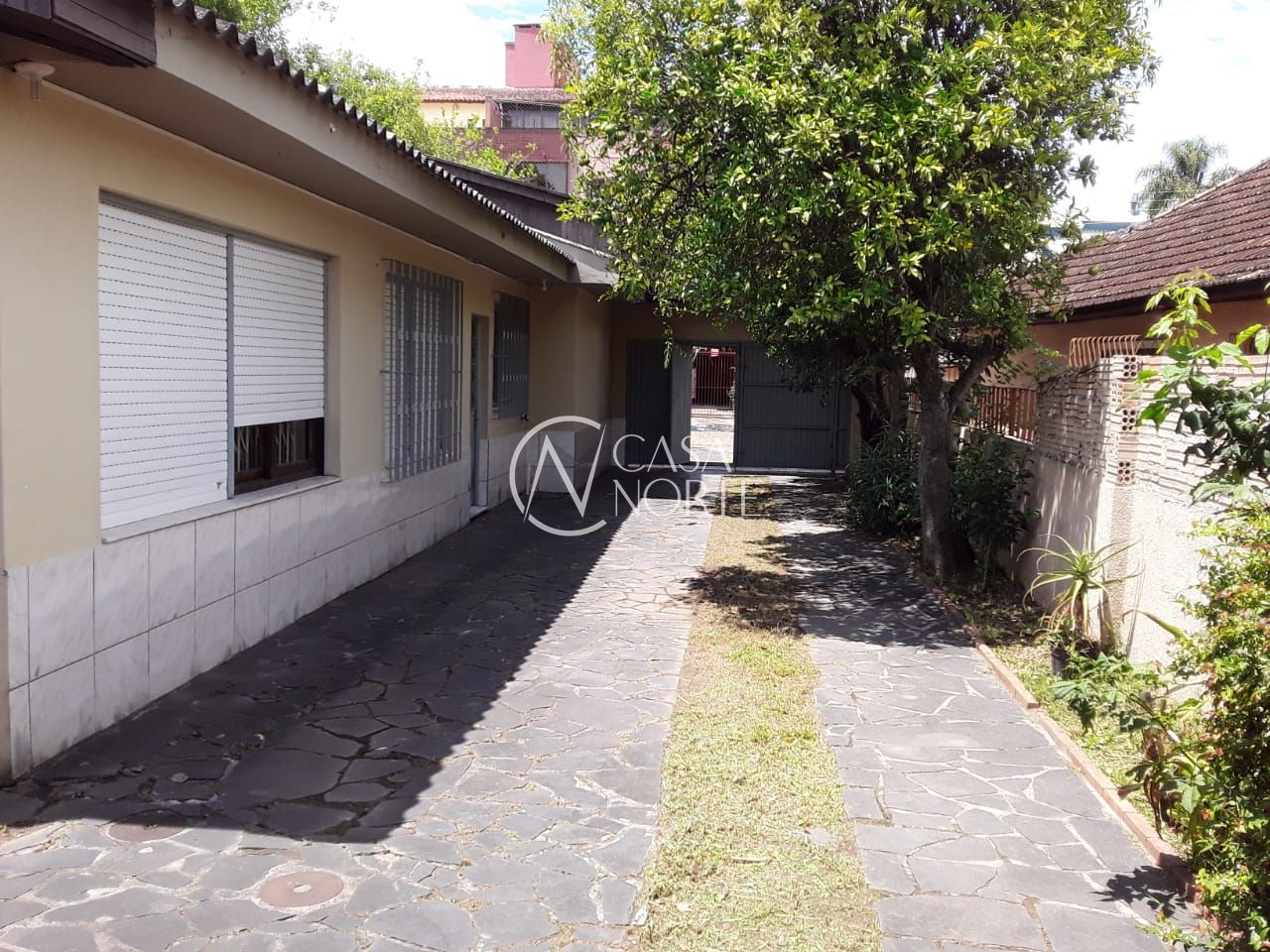 Casa à venda com 4 quartos, 218m², 1 suíte, 4 vagas, Rua Doutor Pedro Motta no bairro Partenon em Porto Alegre