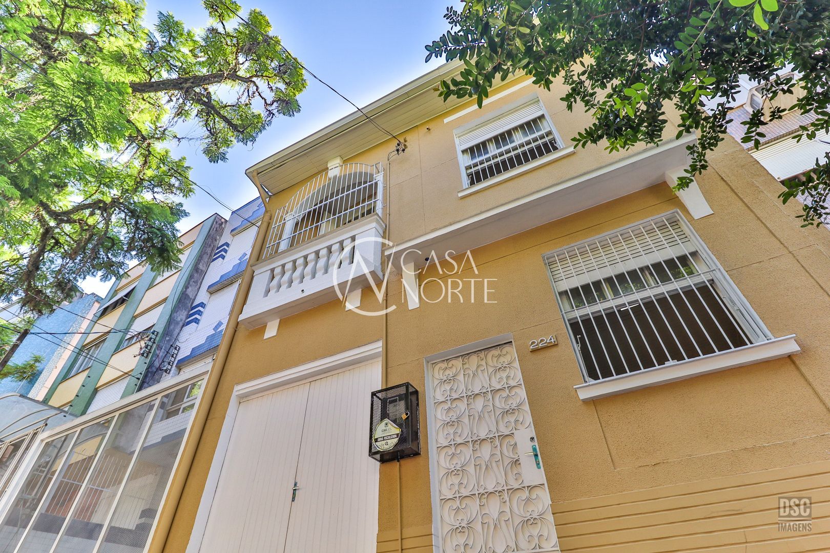 Casa à venda com 3 quartos, 232m², 1 vaga, Rua Felipe Camarão no bairro Rio Branco em Porto Alegre