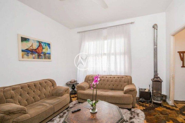 Casa à venda com 3 quartos, 290m², 4 vagas, Rua Doutor Voltaire Pires no bairro Santo Antônio em Porto Alegre