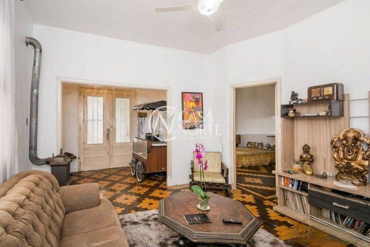 Casa à venda com 3 quartos, 290m², 4 vagas, Rua Doutor Voltaire Pires no bairro Santo Antônio em Porto Alegre