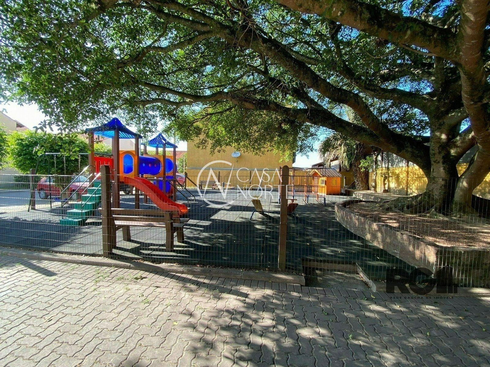 Terreno à venda  com 145m², Avenida Edgar Pires de Castro no bairro Hípica em Porto Alegre