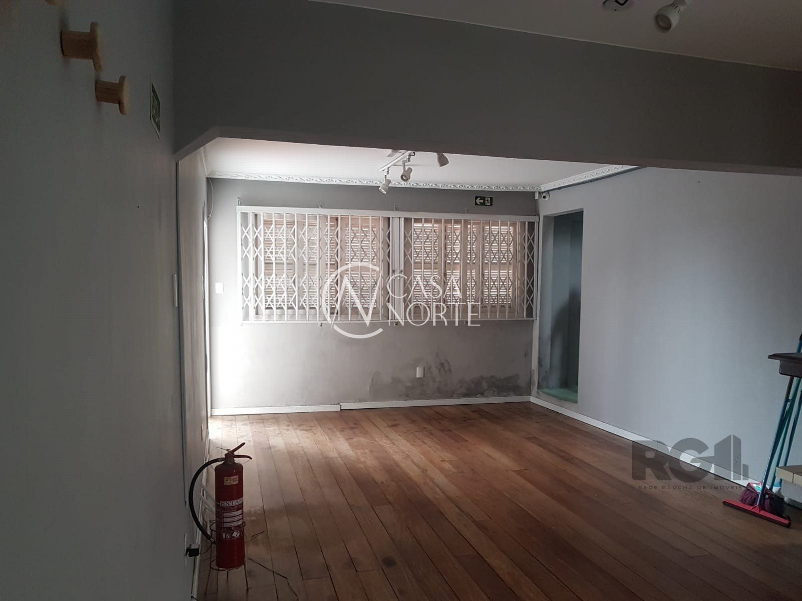 Casa Comercial à venda , 254m², 2 vagas, Rua Oscar Schneider no bairro Medianeira em Porto Alegre