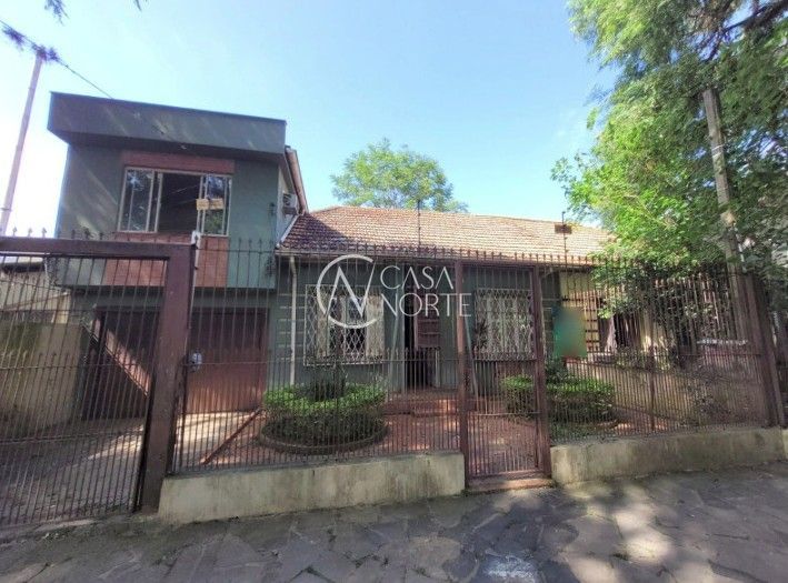 Casa à venda com 3 quartos, 130m², 2 vagas, Rua Saica no bairro Petrópolis em Porto Alegre