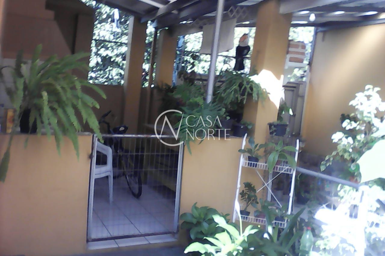 Casa à venda com 3 quartos, 300m², 2 vagas, Avenida dos Cubanos no bairro Partenon em Porto Alegre