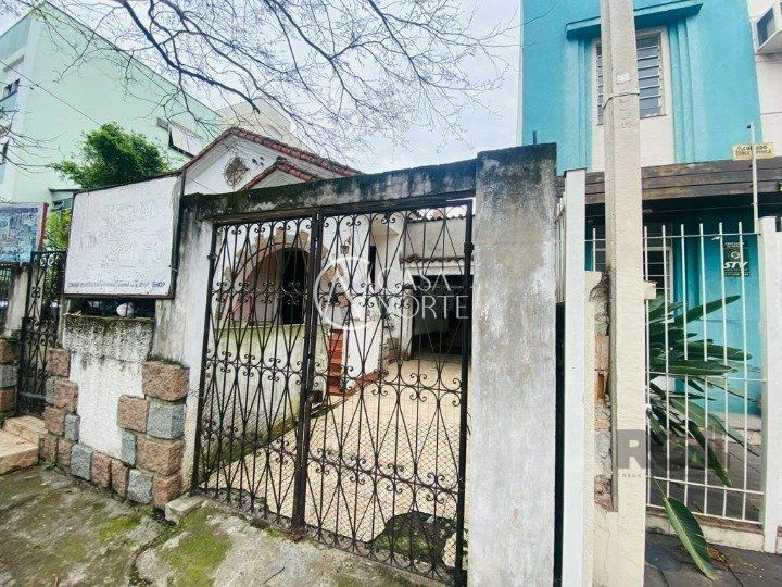 Casa à venda com 3 quartos, 300m², 5 vagas, Rua Vicente da Fontoura no bairro Santana em Porto Alegre
