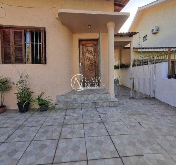 Casa à venda com 2 quartos, 47m², 2 vagas, Rua Fagundes Varela no bairro Santo Antônio em Porto Alegre