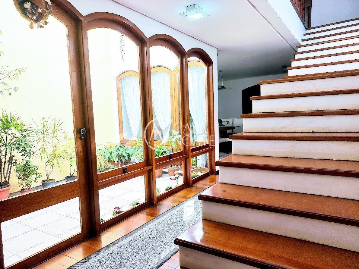 Casa à venda com 5 quartos, 315m², 1 suíte, 6 vagas, Rua Vicente da Fontoura no bairro Santana em Porto Alegre