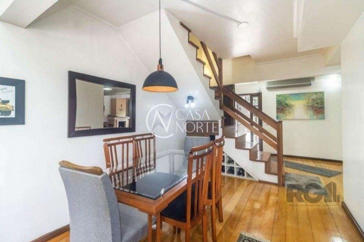 Casa à venda com 4 quartos, 264m², 1 suíte, 3 vagas, Rua Joaquim Cruz no bairro Santo Antônio em Porto Alegre