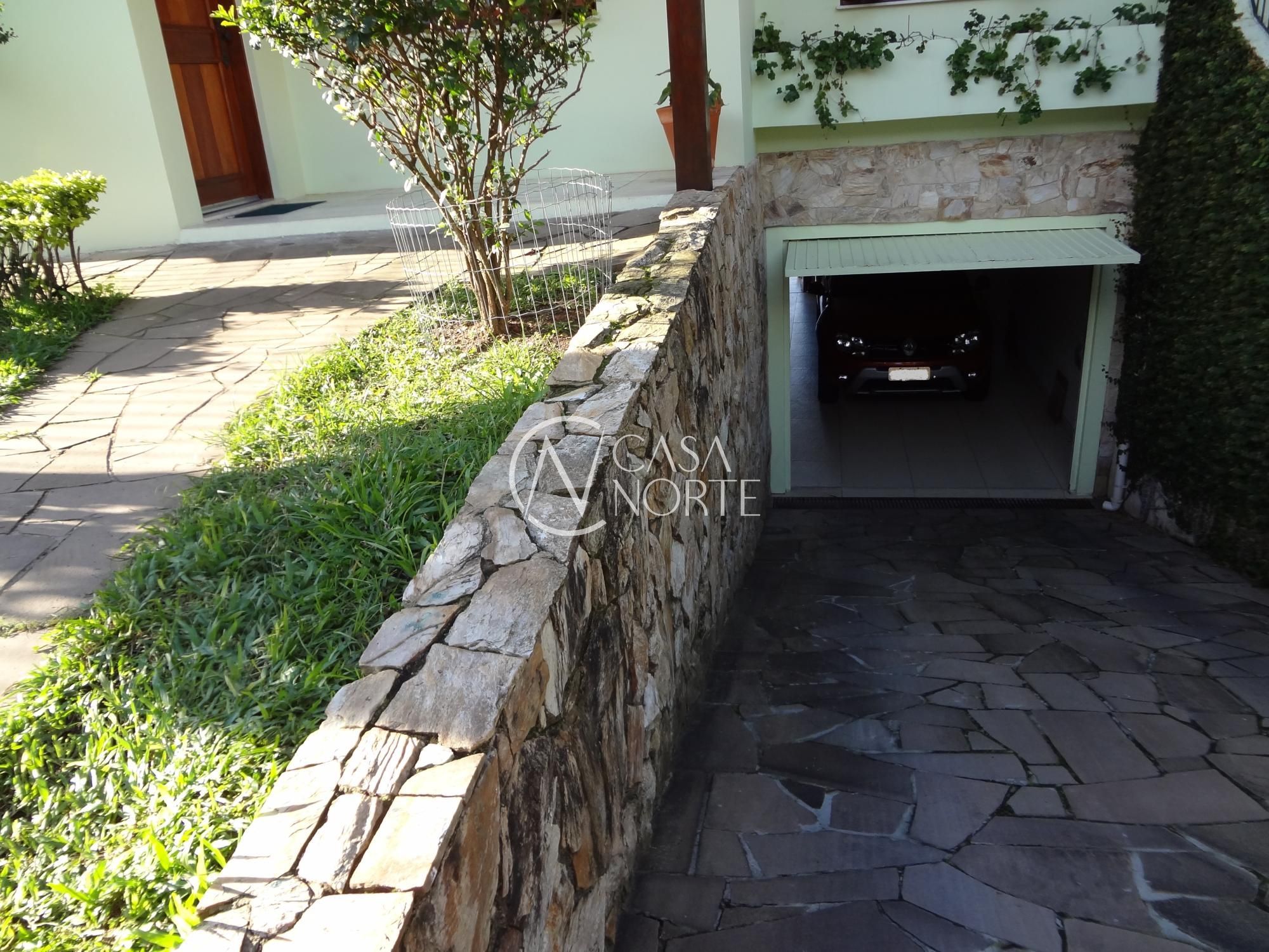 Casa à venda com 3 quartos, 230m², 1 suíte, 3 vagas, Rua Professor Leonardo Tochtrop no bairro Aberta dos Morros em Porto Alegre