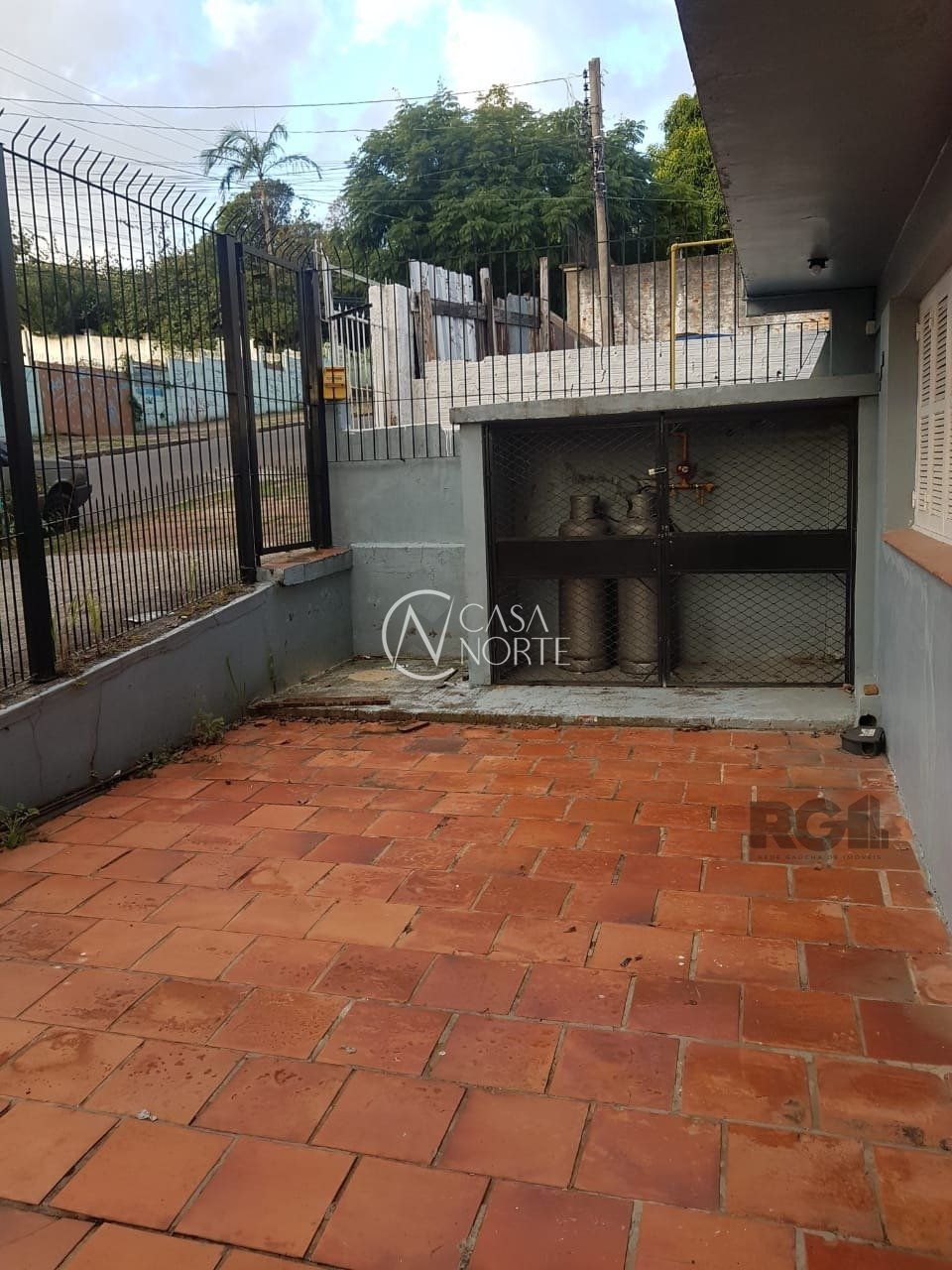 Casa Comercial à venda , 254m², 2 vagas, Rua Oscar Schneider no bairro Medianeira em Porto Alegre