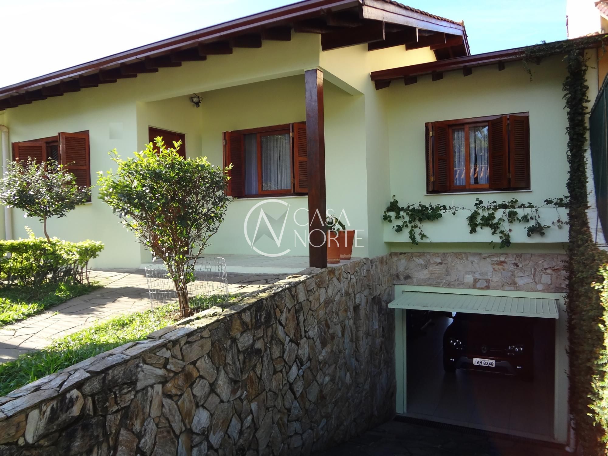 Casa à venda com 3 quartos, 230m², 1 suíte, 3 vagas, Rua Professor Leonardo Tochtrop no bairro Aberta dos Morros em Porto Alegre