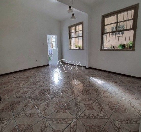 Casa à venda com 2 quartos, 47m², 2 vagas, Rua Fagundes Varela no bairro Santo Antônio em Porto Alegre