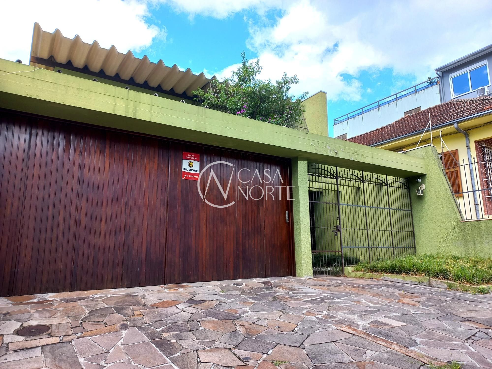 Casa à venda com 4 quartos, 300m², 1 suíte, 2 vagas, Rua Veador Porto no bairro Santana em Porto Alegre