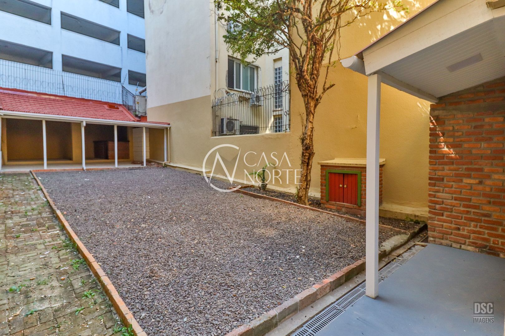 Casa à venda com 3 quartos, 232m², 1 vaga, Rua Felipe Camarão no bairro Rio Branco em Porto Alegre