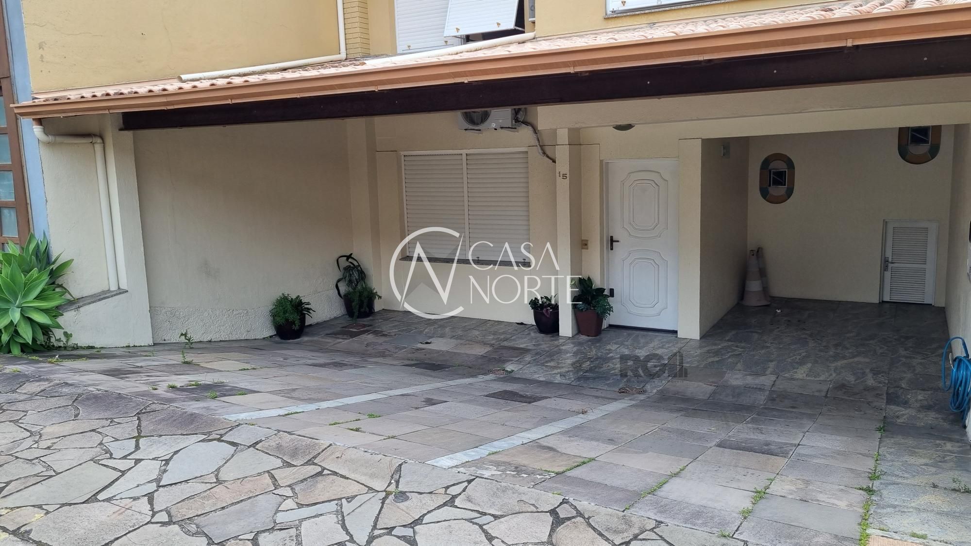 Casa de Condomínio à venda com 3 quartos, 120m², 1 suíte, 3 vagas, Rua Martim Afonso no bairro Santo Antônio em Porto Alegre