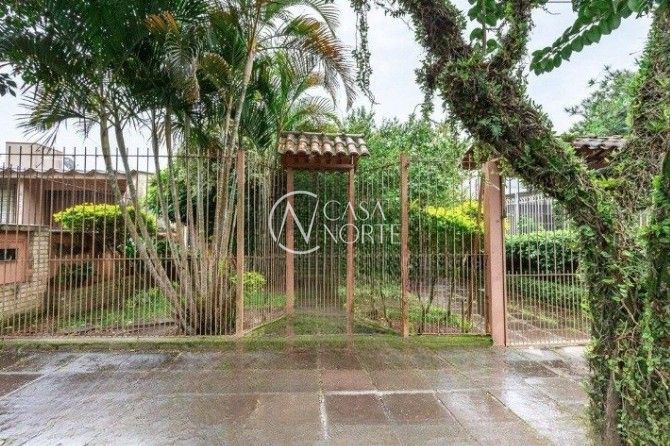 Casa à venda com 2 quartos, 210m², 1 suíte, 3 vagas, Rua Doutor Mário Totta no bairro Tristeza em Porto Alegre
