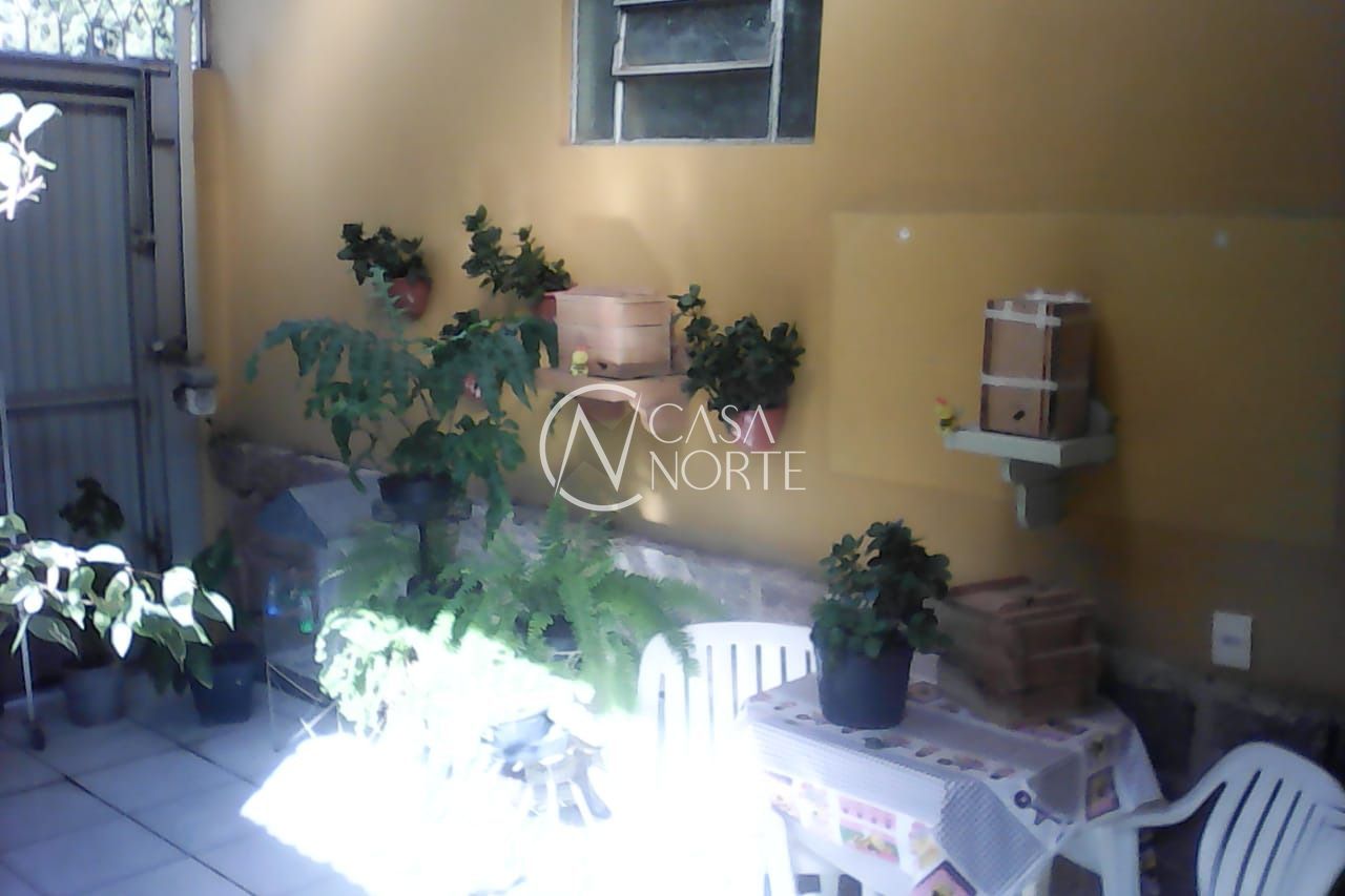 Casa à venda com 3 quartos, 300m², 2 vagas, Avenida dos Cubanos no bairro Partenon em Porto Alegre