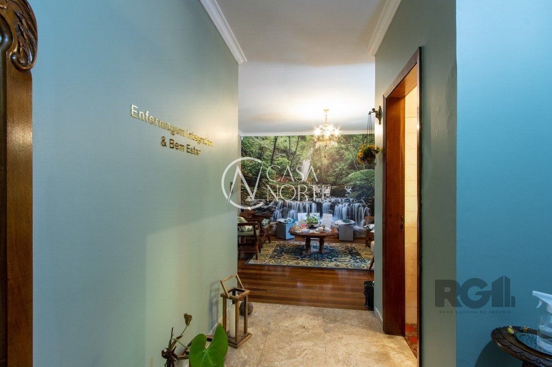 Casa à venda com 7 quartos, 448m², 3 suítes, 8 vagas, Rua Gomes Jardim no bairro Santana em Porto Alegre