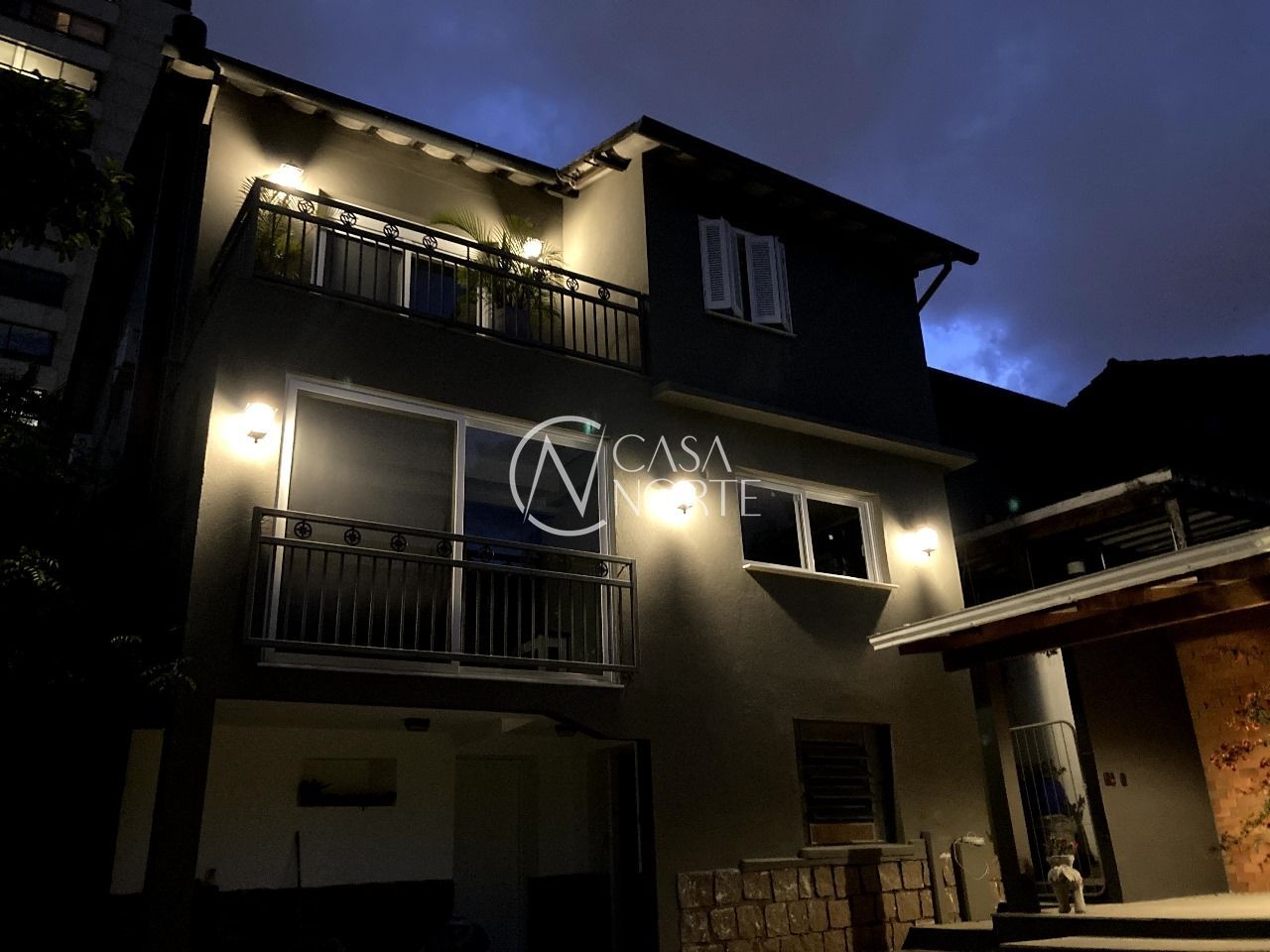 Casa à venda com 3 quartos, 220m², 1 suíte, 3 vagas, Rua Eudoro Berlink no bairro Auxiliadora em Porto Alegre