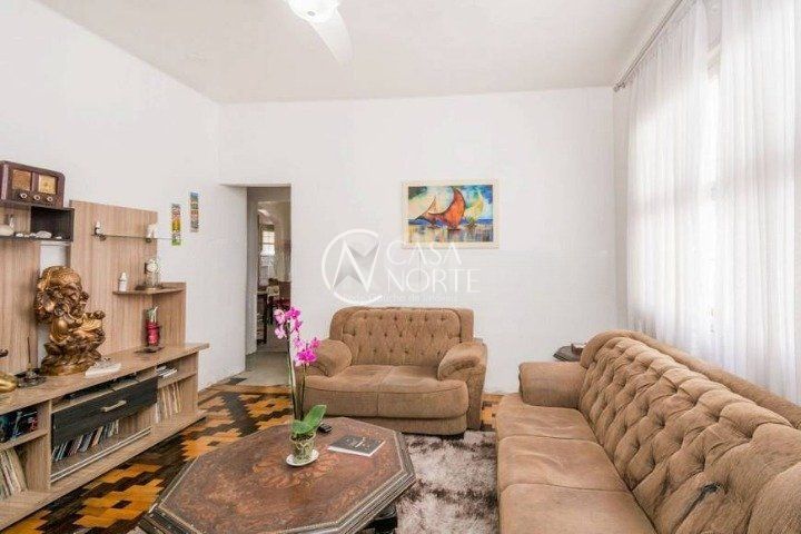 Casa à venda com 3 quartos, 290m², 4 vagas, Rua Doutor Voltaire Pires no bairro Santo Antônio em Porto Alegre