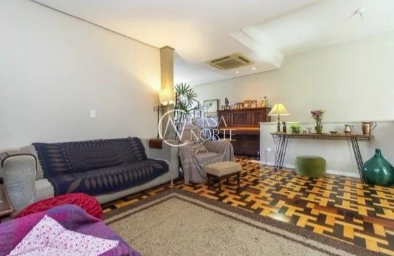 Casa à venda com 3 quartos, 115m², 2 vagas, Rua Mariz e Barros no bairro Petrópolis em Porto Alegre